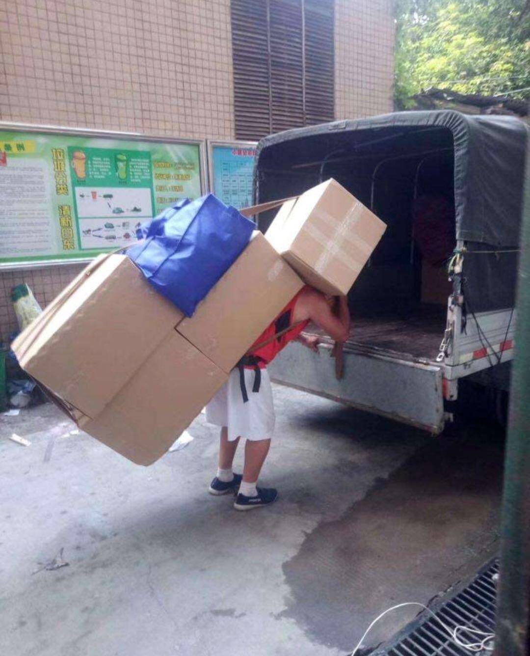 肇庆工人搬运上车